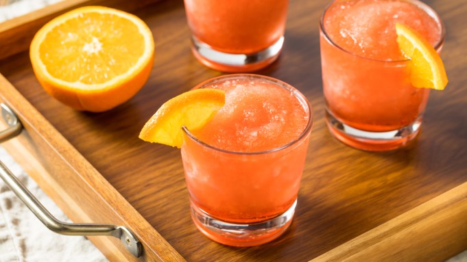 Comment préparer un Negroni glacé, une version estivale rafraîchissante du classique