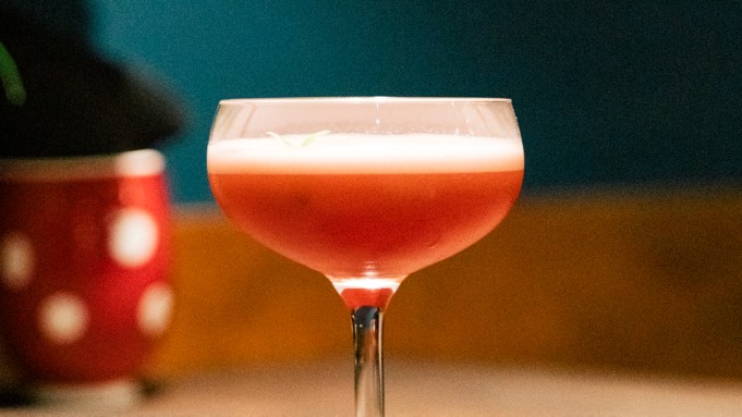 Comment préparer un Seven Days in Berlin, le cocktail au rhum acidulé avec une touche surprenante