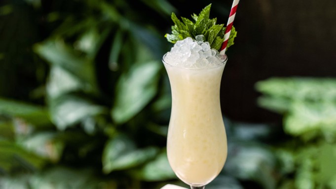 Comment faire une Absinthe Colada, une version audacieuse et funky de la Piña Colada