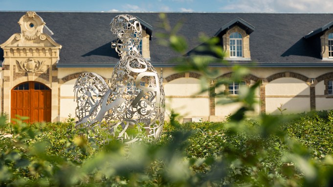La maison de champagne Ruinart vient de donner à sa demeure une cure de jouvence moderne