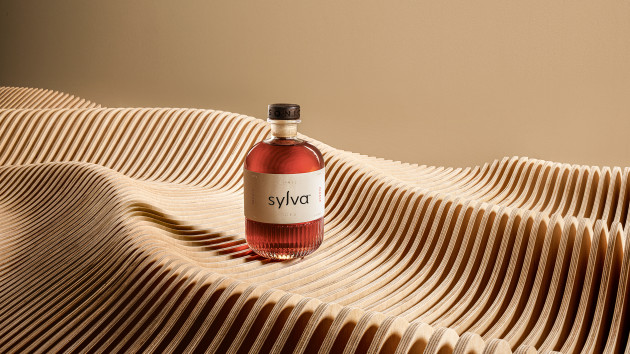 Le fondateur de Seedlip lance une nouvelle ère avec son laboratoire et se lance dans les « esprits sombres »