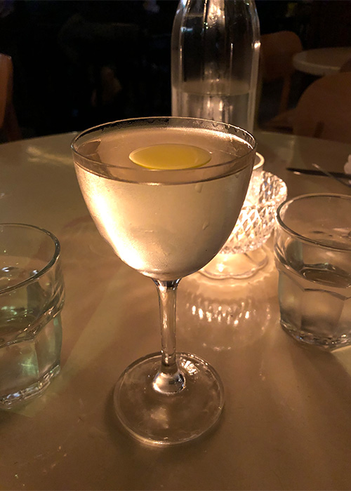 Un Dirty Martini au Motel Morris est l'une des meilleures choses à boire à New York en ce moment. 