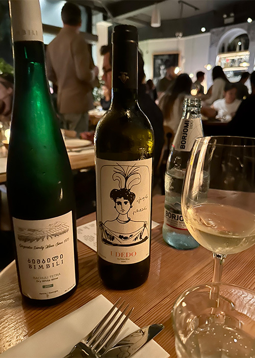 Le vin géorgien chez Chama Mama est l'une des meilleures choses à boire à New York en ce moment. 