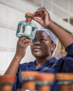 Rachel Ngei, responsable du contrôle qualité, inspecte une nouvelle version.
