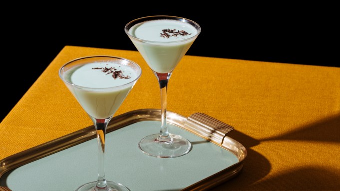 Comment préparer une sauterelle, le cocktail au chocolat et à la menthe qui sert également de dessert
