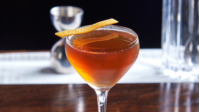 Comment faire une affaire Maximilian, le cocktail Mezcal à la fois brillant et fumé