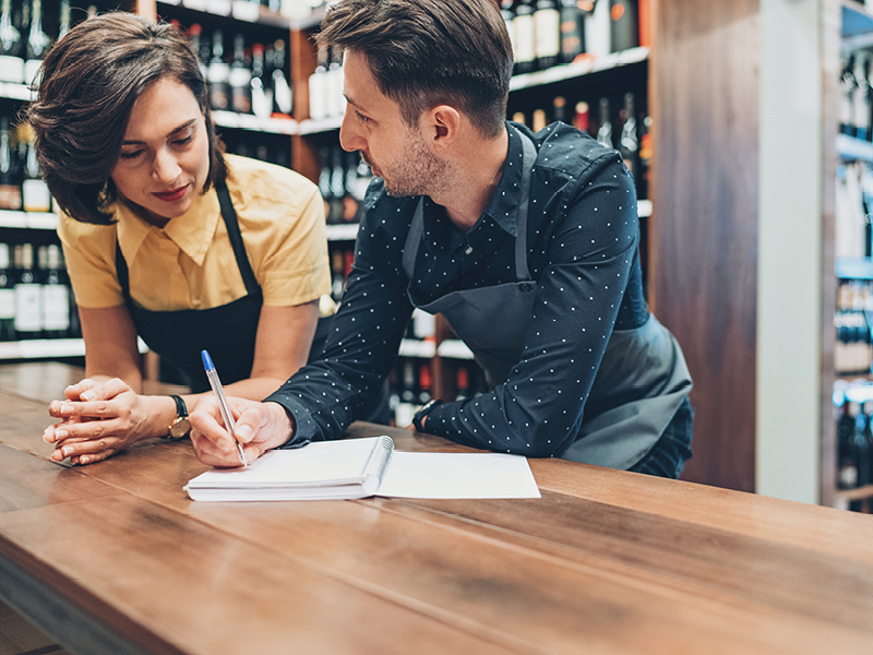 Les détaillants indépendants mettent en garde contre les nouveaux droits des employés alors que Starmer promet de « déchirer les règles » sur la bureaucratie