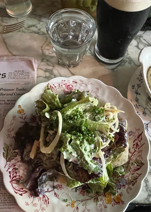 Une Guinness froide au Inga's Bar est l'une des meilleures choses à boire à New York en ce moment.