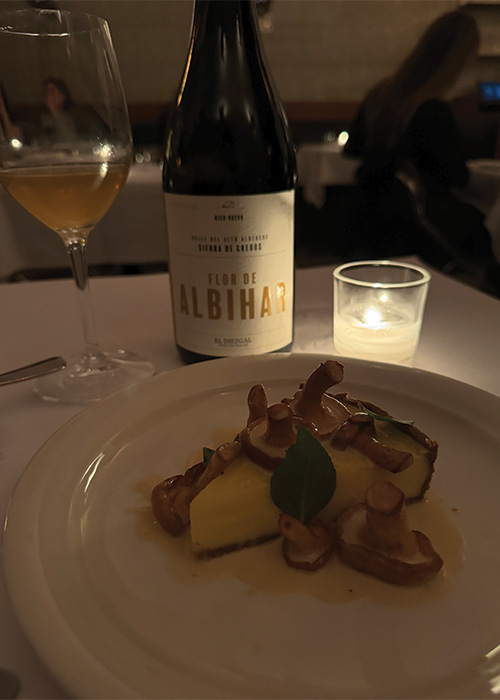 Le vin blanc espagnol chez Bridges est l'une des meilleures choses à boire à New York en ce moment (novembre 2024).
