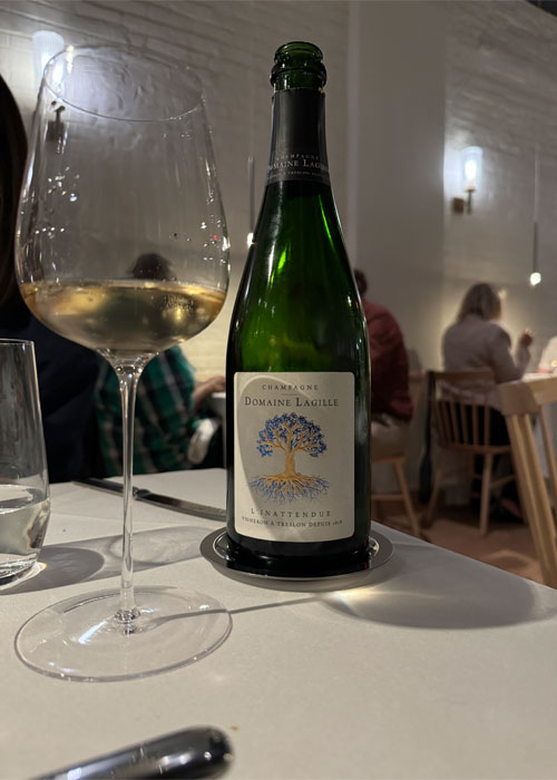 Le champagne producteur chez Field Guide est l'une des meilleures choses à boire à New York en ce moment (novembre 2024).