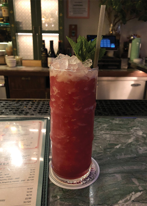 Le cocktail Pineapple Cake du Nomad Tea Parlour est l'une des meilleures choses à boire à New York en ce moment (novembre 2024).