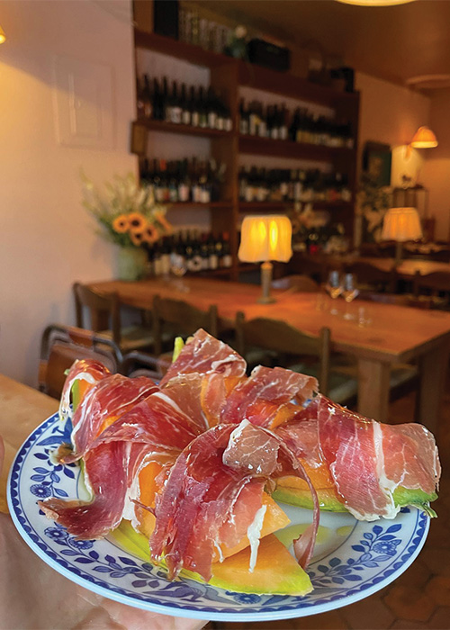Le cantaloup drapé de prosciutto est l’une des meilleures petites assiettes de bar à vin. Découvrez le reste du classement ici.