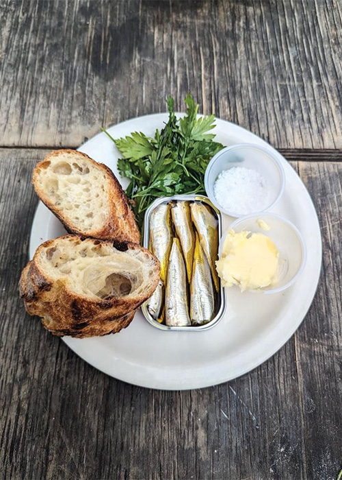 Le poisson en conserve est l’une des meilleures petites assiettes des bars à vins. Découvrez le reste du classement ici.