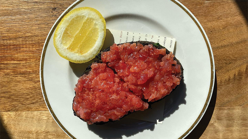 Tout ce qui est servi sur du pain grillé est l’une des meilleures petites assiettes de bar à vin. Découvrez le reste du classement ici.