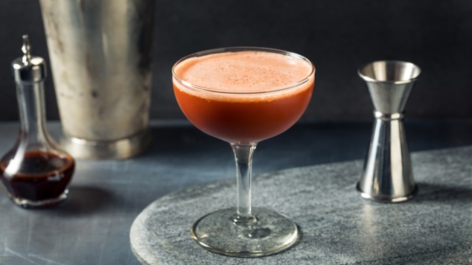 Comment préparer un Angostura Sour, le cocktail audacieux et épicé qui semble toujours raffiné