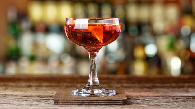 Comment préparer un Negroni d'automne, le cocktail audacieux qui vous réchauffera comme un pull d'automne