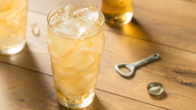 Comment préparer un Up in Smoke, le cocktail que les obsédés du scotch tourbé adoreront