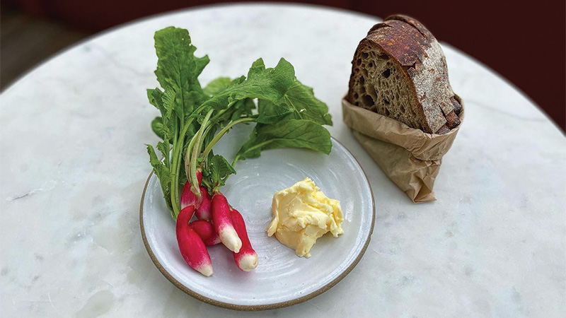 Une assiette de jolis produits est l’une des meilleures collations au bar à vin. Découvrez le reste du classement ici.