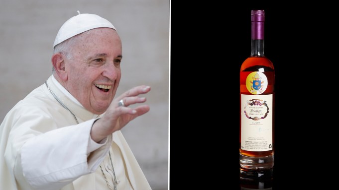 Le pape François a signé ces bouteilles de Willett Bourbon. Maintenant, ils se dirigent vers les enchères.