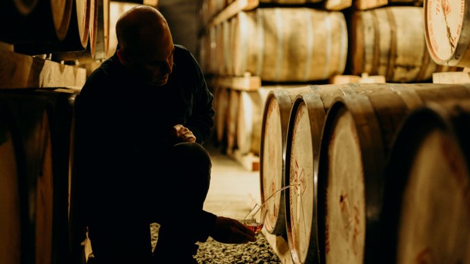 Les buveurs réduisent leur consommation d'alcool coûteux, selon des rapports récents