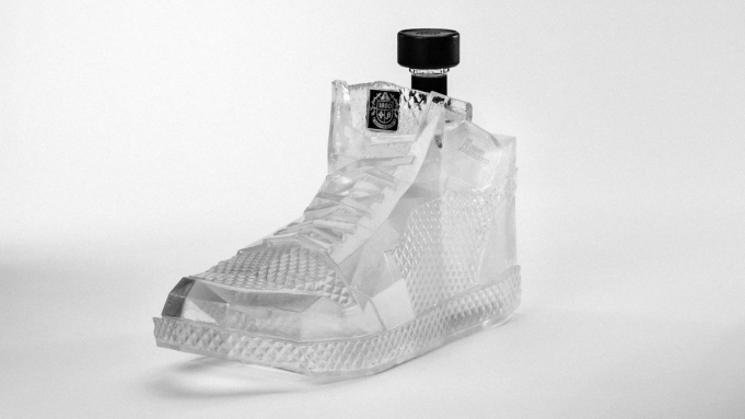 1800 Tequila vient de laisser tomber une nouvelle décanteur en forme de chaussure de basket-ball