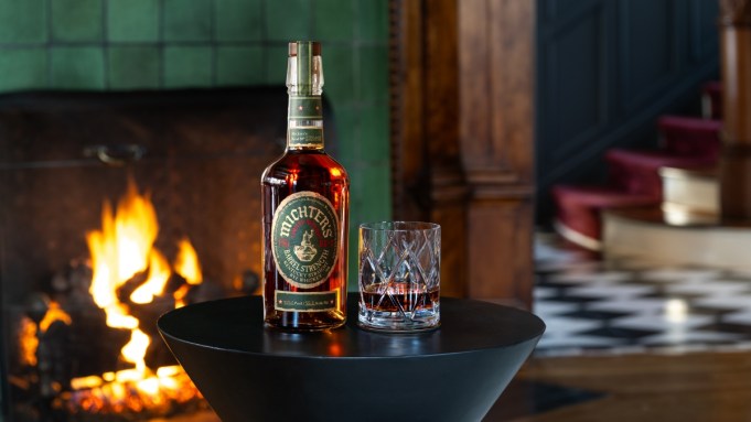 Michter vient de dévoiler un seigle de force de baril qui défie la tendance du whisky hazmat