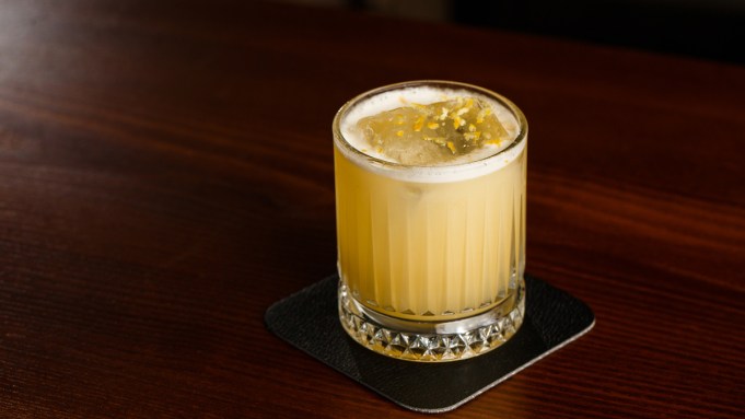 Comment faire un Horsefeather, le délicieux rye, le gingembre et le cocktail au citron