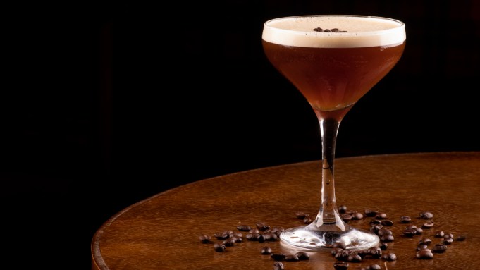 Comment faire une Dominica, le rhum décadent et le cocktail de liqueur