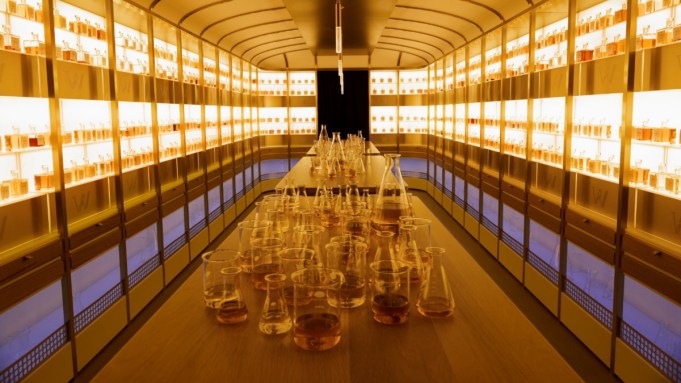 Johnnie Walker ouvre son saut pour vous laisser créer votre propre mélange de whisky