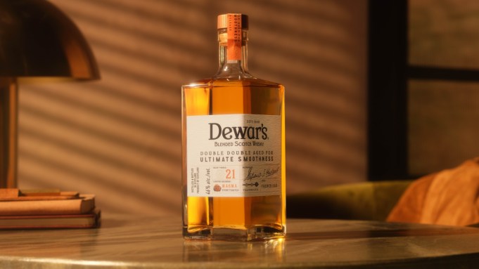 Le nouveau Scotch mixte de Dewar était âgé de barils grillé avec des rochers de magma islandais