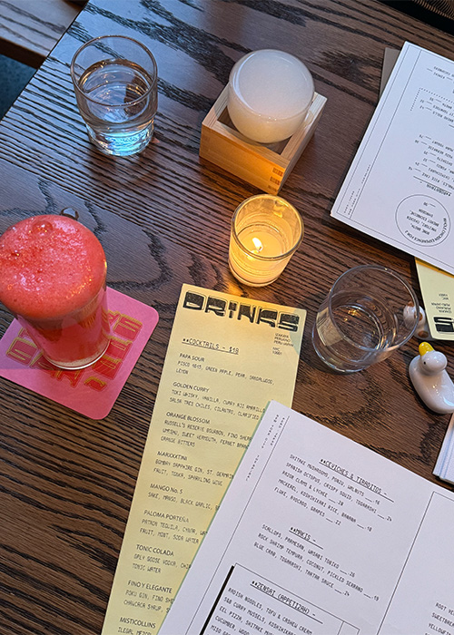 Des cocktails de saké et aigre à Papa San sont l'une des meilleures choses à boire à New York ce mois-ci. 