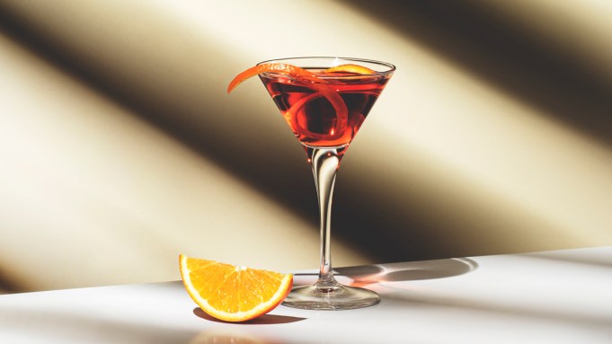 Comment faire un martinez, le cocktail de gin avec une clarté de martini et une foi de Manhattan