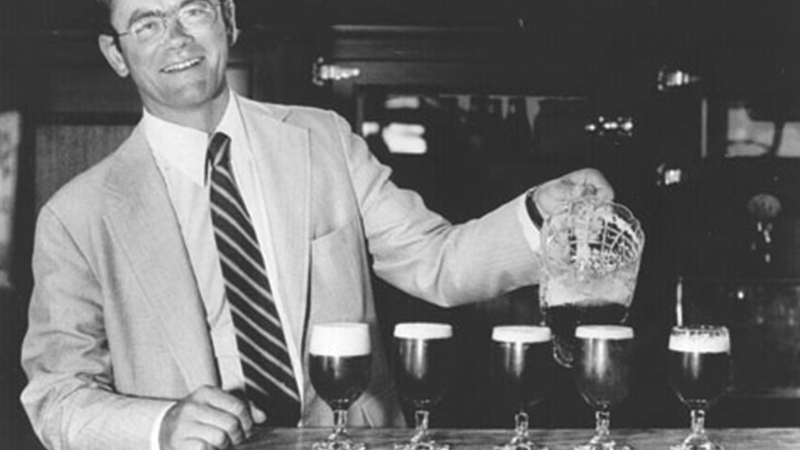 Fritz Maytag de Maytag, Inc. a investi dans Anchor Steam Co. pendant une période de faibles ventes, déclenchant une révolution à la brasserie.