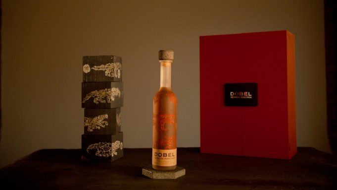 Maestro Dobel vient de laisser tomber une tequila ultra-prémium terminée dans des barils de mezcal