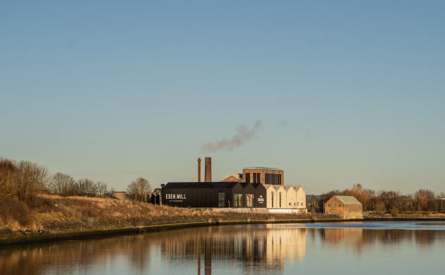 Premier fût rempli à la distillerie New Eden Mill Eden