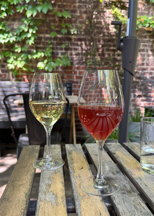 Les blancs croquants et les vins de contact avec la peau funky à Hildur sont l'une des meilleures choses à boire à New York en mai 2025. 