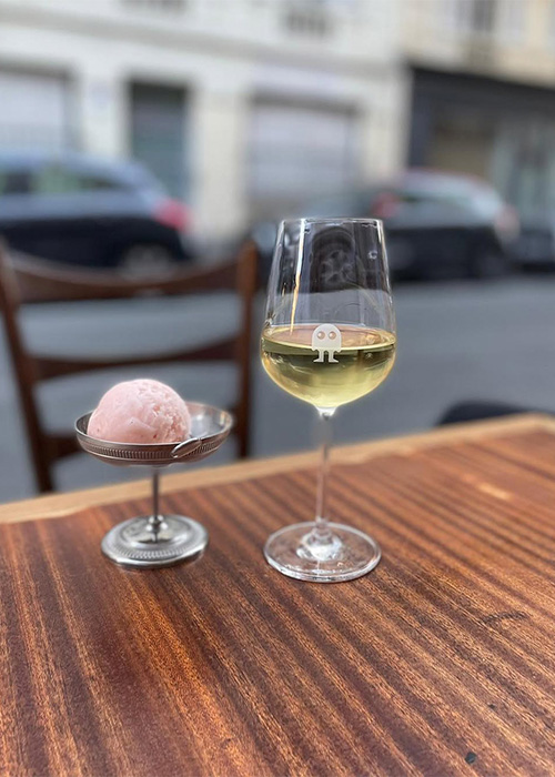 Le folderol est un bar à vin et à la glace à Paris.