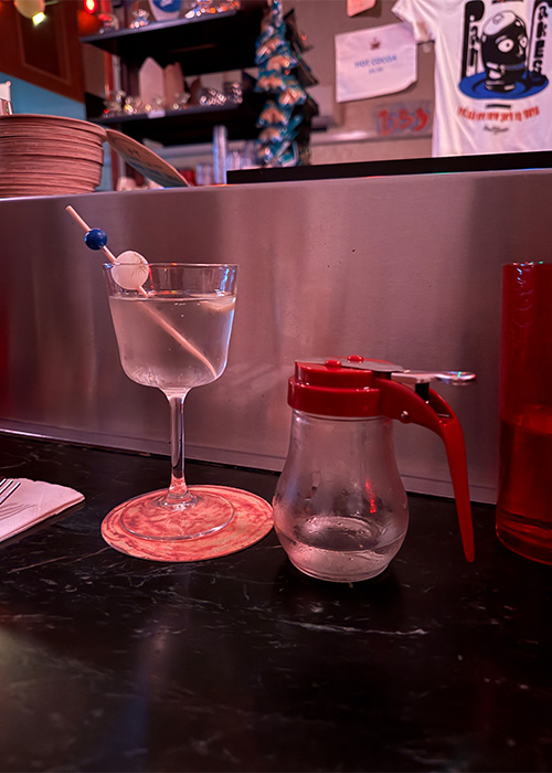 Les cocktails sur le thème du petit-déjeuner dans un pop-up appelé Pancakes sont l'une des meilleures choses à boire ce mois-ci à New York.