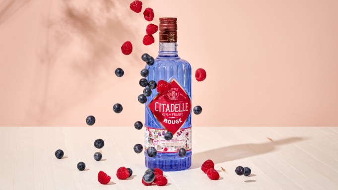 Cette marque Gin primée vient de laisser tomber une nouvelle expression infusée aux baies