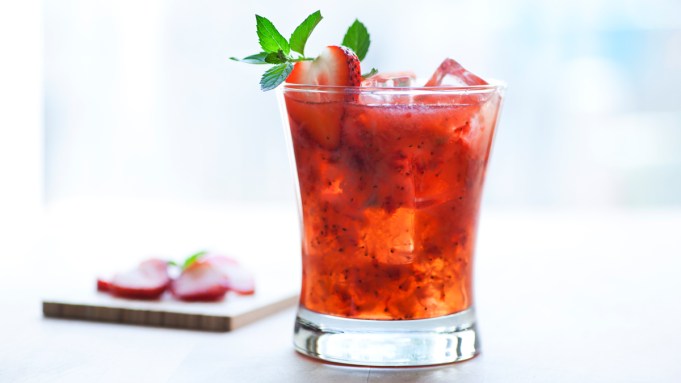 Comment faire une solution de fraises, le cocktail fruité du bourbon parfait pour battre la chaleur