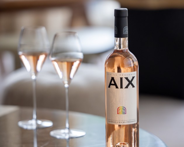 Support de l'étiquette du vin arc-en-ciel pour le mois de la fierté