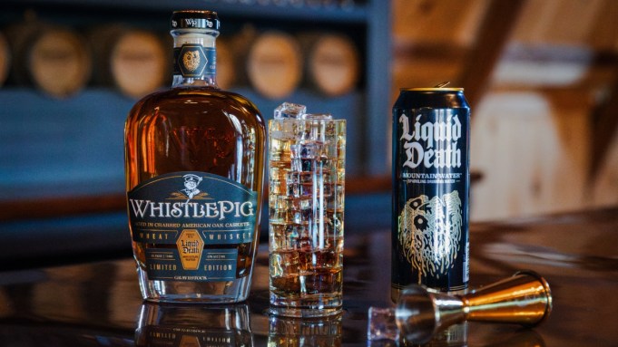 Whistlepig et Liquid Death se sont associés à un nouveau whisky vieilli dans des barils en forme de cercueil