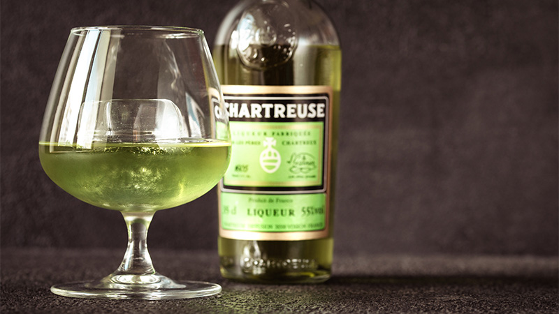 Chartreuse est l'une des meilleures choses à verser sur la glace.