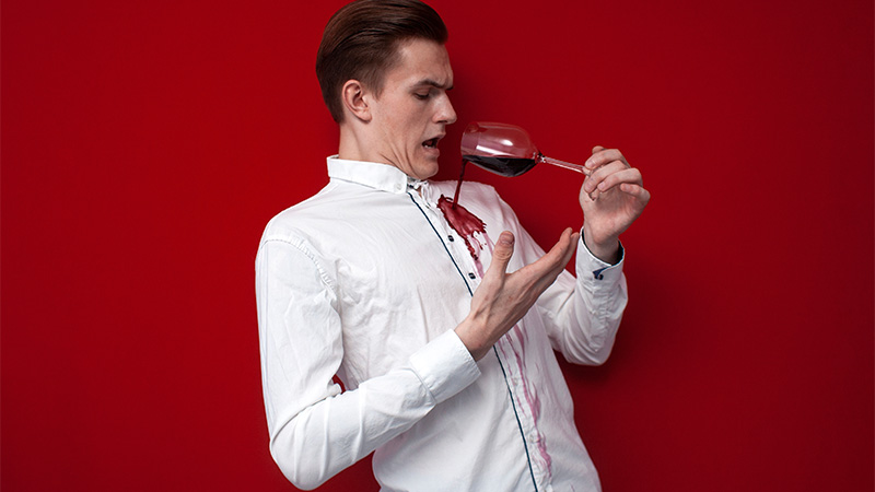Il est de la malchance, mais pas si vous tamponnez un peu de vin renversé derrière vos oreilles. Découvrez le reste des coutumes de consommation les plus intéressantes du monde ici!