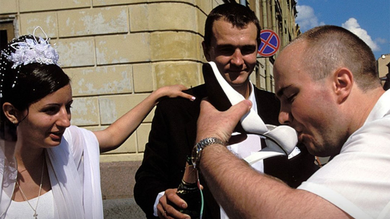 Une tradition dans les mariages ukrainiens: boire des chaussures de la mariée. Découvrez le reste des coutumes de consommation les plus intéressantes du monde ici!