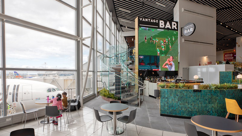 Vantage Bar à l'aéroport d'Auckland, Auckland, Nouvelle-Zélande (AKL) est l'un des meilleurs bars d'aéroport au monde. 