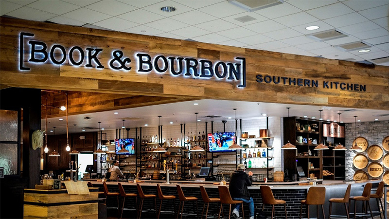 Book & Bourbon Southern Kitchen à Louisville Muhammad Ali International Airport, Louisville, Ky., Les États-Unis (SDF) sont l'un des meilleurs bars d'aéroport au monde. 