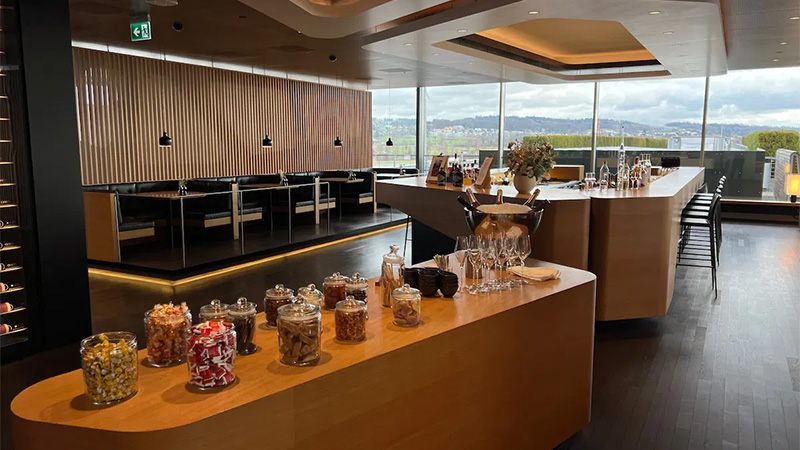 Swiss First Lounge E à l'aéroport de Zurich, Zurich, en Suisse (ZRH), est l'un des meilleurs bars d'aéroport du monde. 