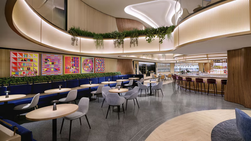 Le Chase Sapphire Lounge par l'aéroport de Clublicuardia, New York City, États-Unis (LGA), est l'un des meilleurs bars d'aéroport au monde. 