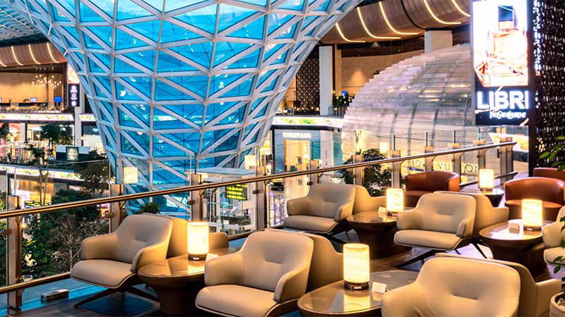 Qatar Airways Al Mourjan Business Lounge - Le jardin de l'aéroport international de Hamad, Doha, Qatar (DOH), est l'un des meilleurs bars d'aéroport au monde. 